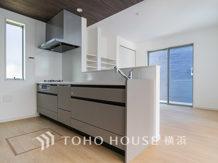 キッチンからリビングが見渡せるので、お子様を安心して遊ばせながら家事ができますね！リビング学習をするお子様にも声がかけやすい自然な距離感です。