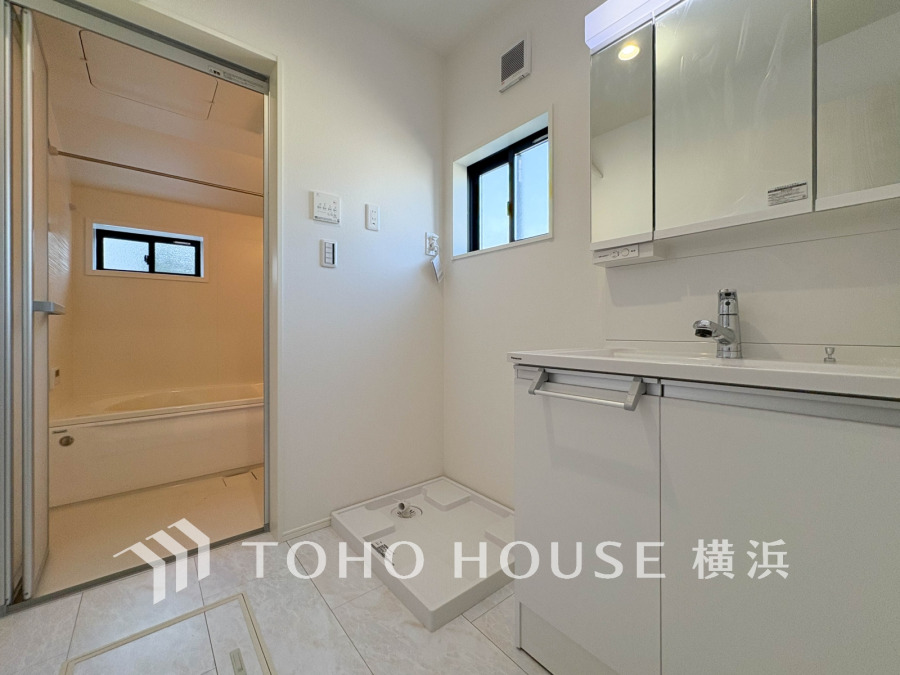 十分な大きさの洗面台は、身だしなみチェックや歯磨きなど、朝の慌ただしい時間でも余裕とゆとりを感じて頂けます。