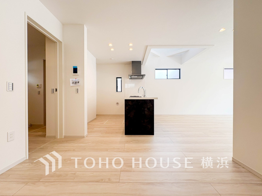 家族と過ごすひと時を溢れる光が優しく包み込むリビングダイニング。家族とともに、心穏やかに過ごすひととき。家族との時間、自分の時間を大切にできる空間がここにあります。