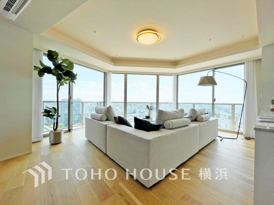 陽射しとともに、少しずつ装いを変える街の景観から、星空が地上に映りこむかのような夜景の煌きまで、この街ならではの美しい風景。そんな眺めを絵画のように眺める贅沢な時間。