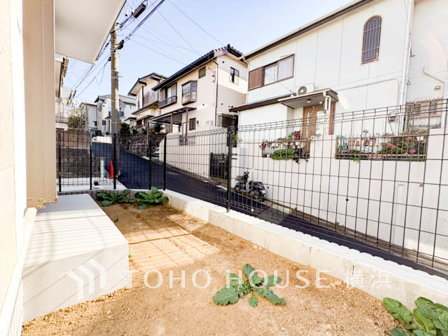 毎日の暮らしの中に癒しを与えてくれるお庭スペース。小さなお子様の遊び場にもちょうど良い空間です。ガーデニングで色とりどりの草花を綺麗に飾ればより一層華やかな空間になります。