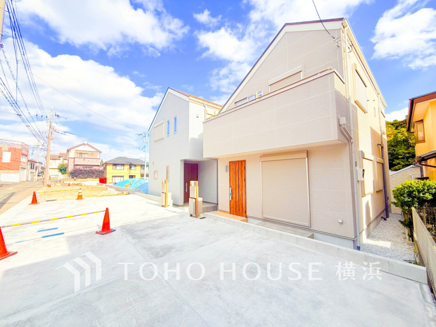 陽光あふれる閑静な住宅街に立つ、モダンなデザインの新築戸建て。駐車スペースも広々確保しています。