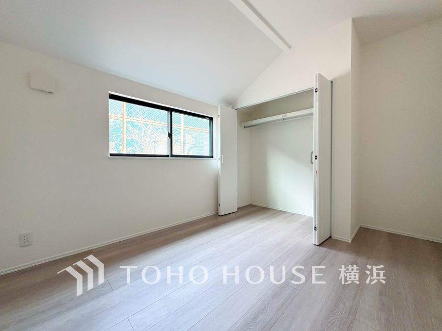 穏やかな風と陽光を導き、プライバシーに配慮された設計プランを採用し、居住性を一段と心地よいものにしています。明るく開放的な空間を演出しております。