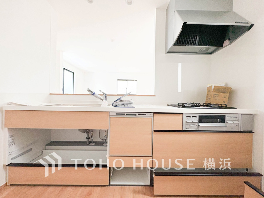 【2026年4月撮影】ご家族みんなで調理ができる位のスペースを実現したキッチン空間となっております。みんなで作った料理を召し上がりながらの会話は、どのような物になるのでしょうか。