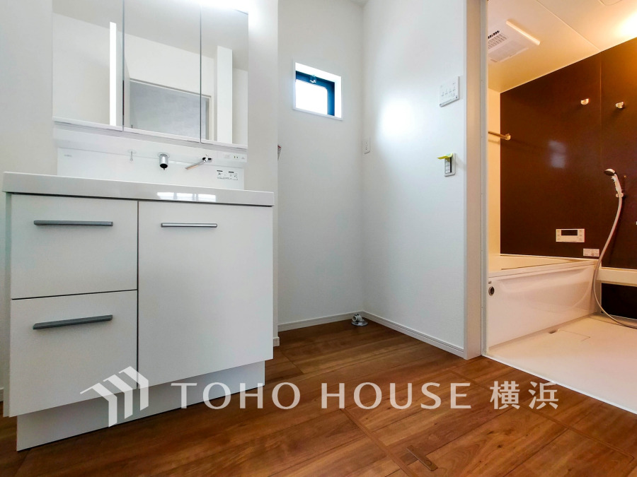 ゆったり落ち着いてお使い頂ける広さと収納を確保した洗面室。
