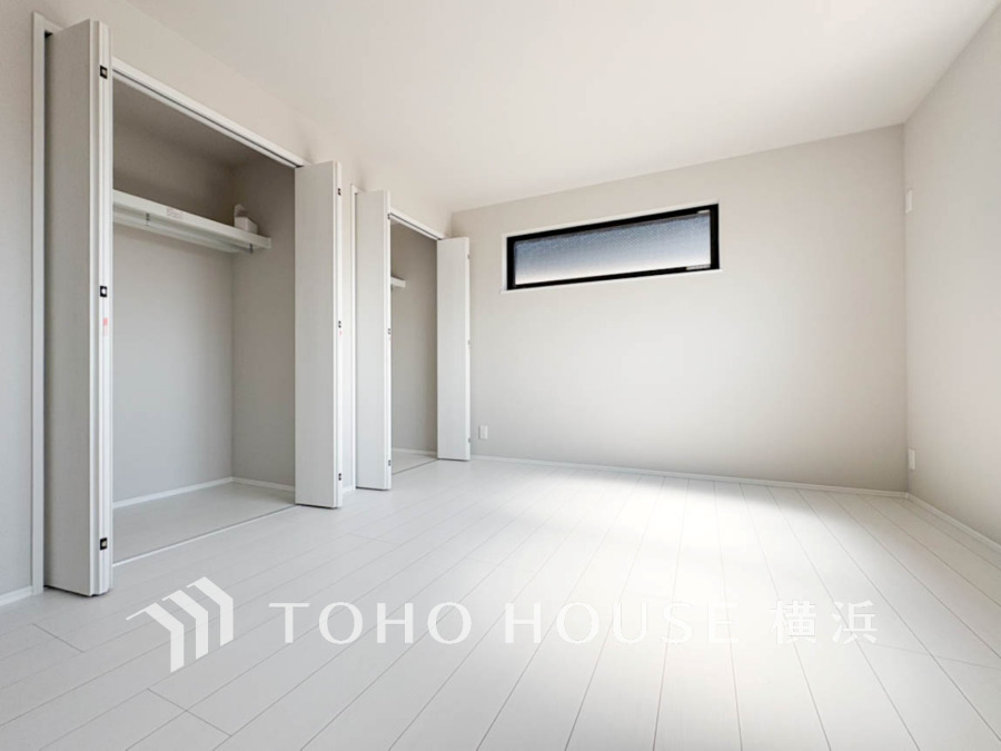 窓からは快適な光を取り入れ、通気性能を上げる事で居心地の良い空間を演出します。多くの時間を過ごす住まいだからこそ、いつも快適な場所であるように心掛けています。