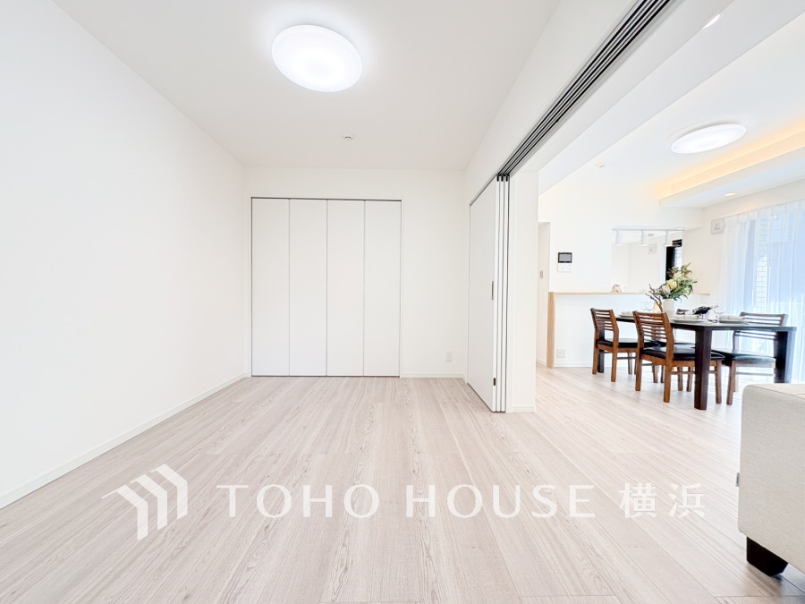 穏やかな寛ぎを届ける上質仕様のゆとりあるお部屋。自分時間を充実させながら心豊かにできるプライベート空間。リビングと一体利用することで、22帖超の大空間として利用することも♪