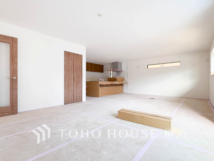 【2026年3月撮影】広々としたリビングダイニングは、シックでモダンな内装。落ち着いた雰囲気に包まれて、伸びやかな空間の中で、ゆったりと家族団らんのひとときを過ごせます。