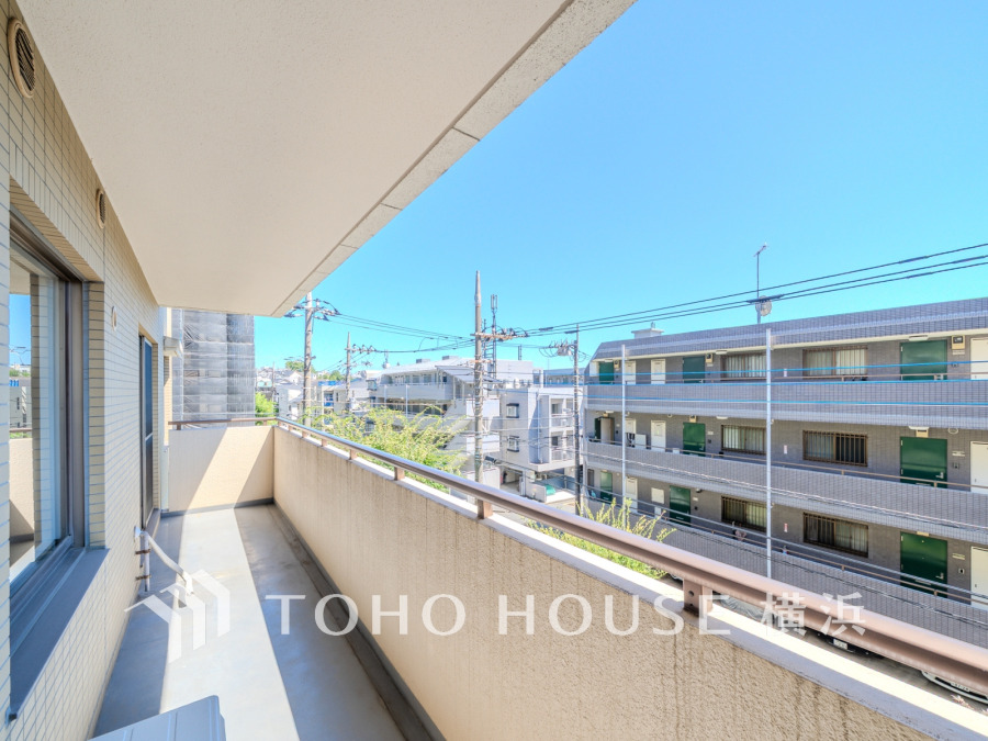 南西向きの明るいバルコニーは広々ワイドスパンで室内にたっぷりと光を取り込みます
