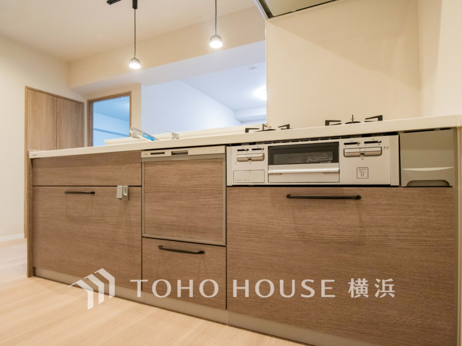 プライベートスペースを彩るインテリアとしての美と、快適な日常を支える機能性と強さがひとつになったキッチンです。開放的な対面カウンターキッチンはリビングと一体感のある空間。