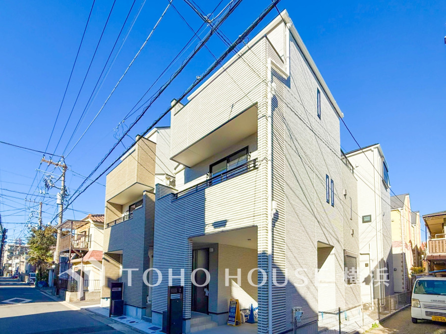 その邸が魅せる、気品・上質・重厚感・極細やかさ、そのすべては訪れた者に安らぎと品性を与える特別な空間です。ここに住むからこそ意味がある。すべての（始まり）をここから迎えます。