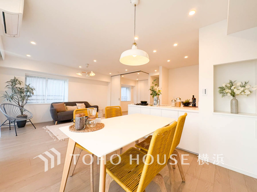 家族と過ごすひと時を溢れる光が優しく包み込むリビングダイニング。家族とともに、心穏やかに過ごすひととき。家族との時間、自分の時間を大切にできる空間がここにあります。