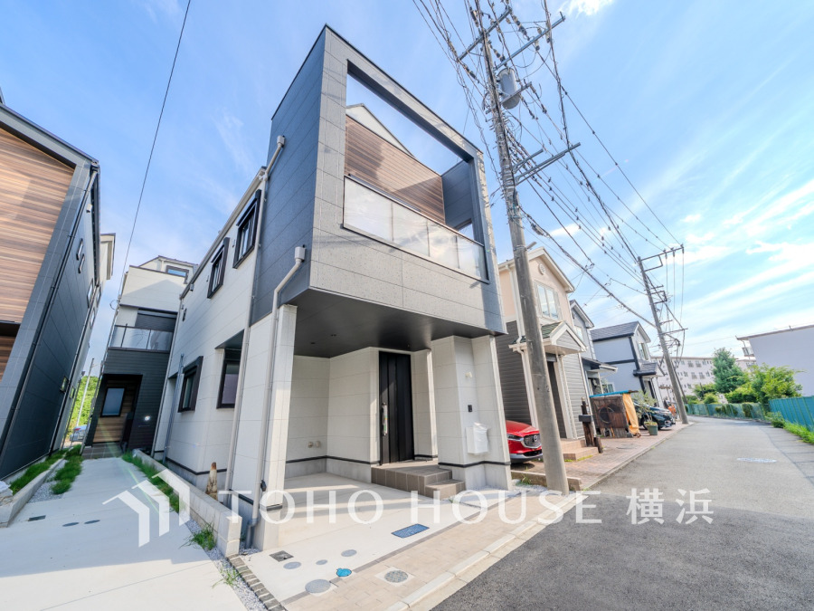 堂々たる趣ながら、主張し過ぎずどこか余裕を感じさせるシャープなフォルムで佇む邸宅は、晴天の空と照らし合わせる事で、本来あるべき完成形の姿を見せてくれます。 