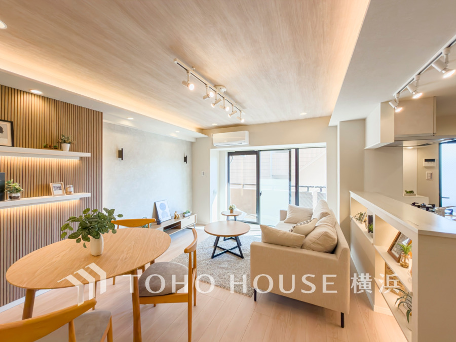 自然光がたっぷり入る開放的なリビング。木目調の温かみあるインテリアが心地よい空間を演出します。