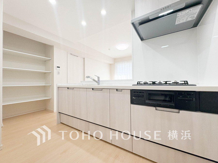 清潔感あふれるシステムキッチンは収納豊富で使いやすく、家事効率を高める快適な空間です。