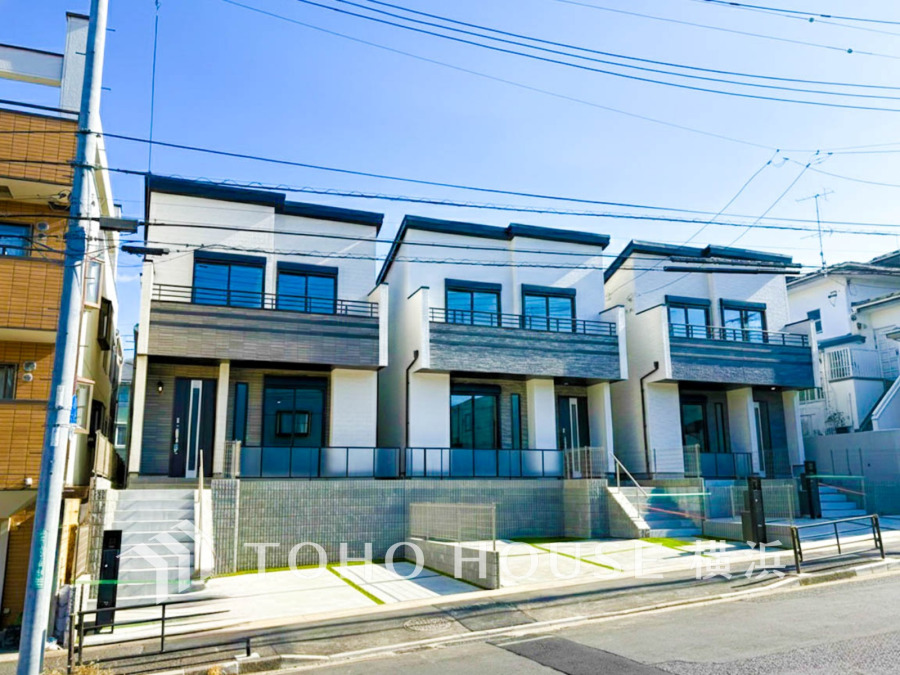 堂々たる趣ながら、主張し過ぎずどこか余裕を感じさせるシャープなフォルムで佇む邸宅は、晴天の空と照らし合わせる事で、本来あるべき完成形の姿を見せてくれます。