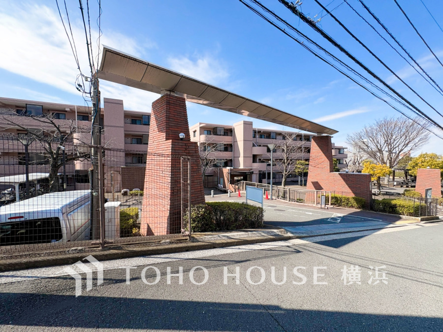 閑静な住宅街に立地する、安心のセキュリティを備えた広々としたマンションのエントランスです。