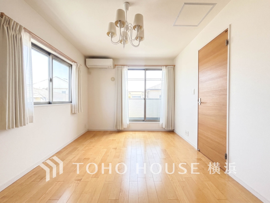 穏やかな風と陽光を導き、プライバシーに配慮された設計プランを採用し、居住性を一段と心地よいものにしています。明るく開放的な空間を演出しております。