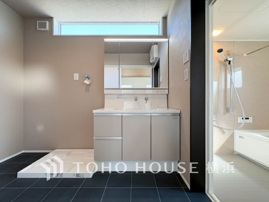 ご家族の1日が始まり、1日の終わりを締めくくる洗面空間。洗濯機を配置しても十分なスペースを確保した設計となっております。