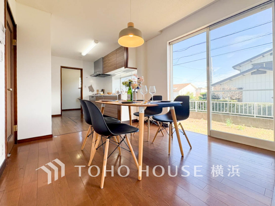 ここにはみんなが集い、食事と楽しい会話が始まる。話に夢中になりすぎて、ついつい時を忘れてしまう。そんな束の間の幸せを感じさせてくれる場所。