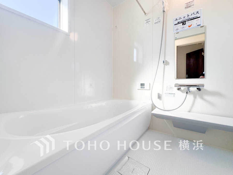 1日の疲れを癒すバスルームは、心地よいリラックスを叶える清潔感溢れる美しい空間です。心からゆったりと寛いでいただけるよう、ゆとりのスペースを確保してます。