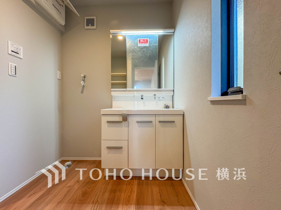 清潔感のあるプライベート空間は、身だしなみチェックや肌のお手入れに最適です。収納もあり、スッキリと見映えの良い空間に拵えました。時間に余裕とゆとりを持たせます。