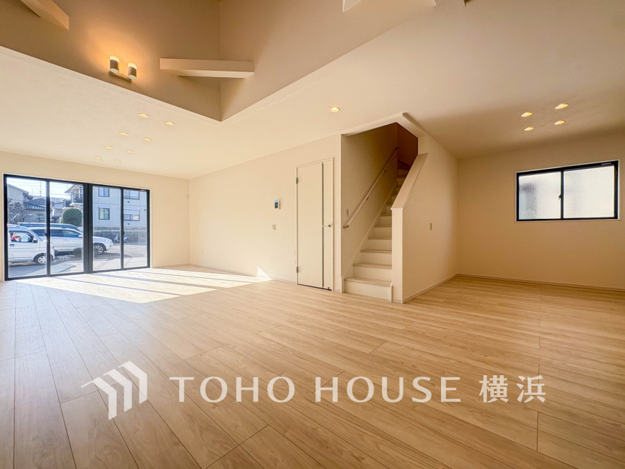 家族と過ごすひと時を溢れる光が優しく包み込むリビングダイニング。家族との時間、自分の時間を大切にできる空間がここにあります。