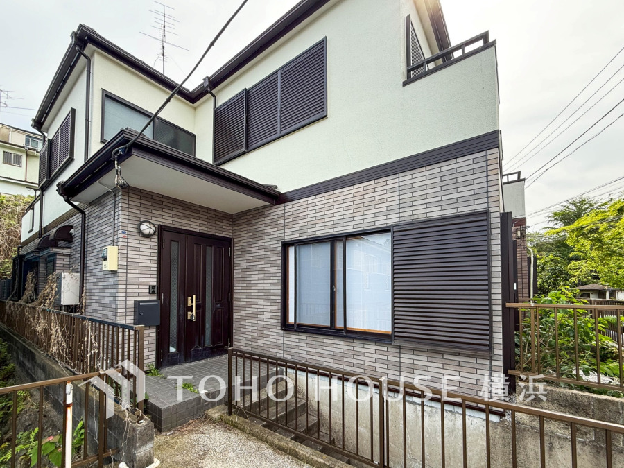 アクセス利便に優れた快適な立地。開放感のある高台に建つリフォーム邸宅。