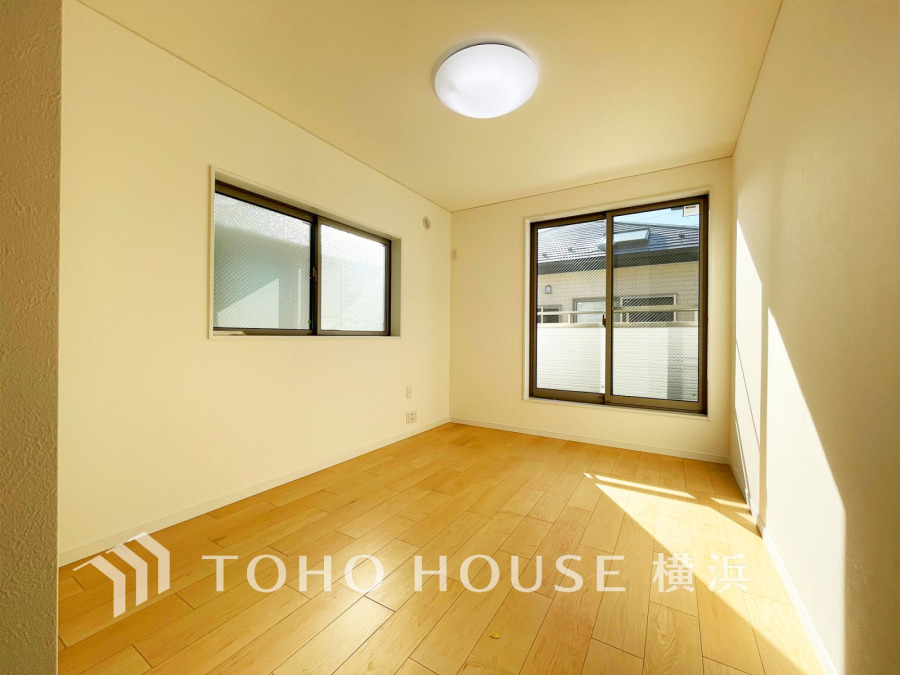 陽光が差し込む明るい室内。シンプルで使いやすい空間が広がり、快適な暮らしをサポートします。