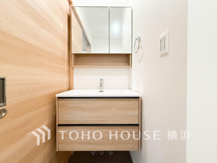 十分な大きさの洗面台は、身だしなみチェックや歯磨きなど、朝の慌ただしい時間でも余裕とゆとりを感じて頂けます。