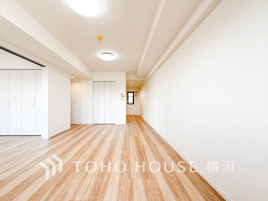 豊かな光が床材を照らしだすひと時、この場所には落ち着きと上質な空気感が流れます。ご家族やお友達との時間など、多くの時を刻む空間。何気なく過ぎる時でさえも上質なひと時となる快適な空間を目指して。