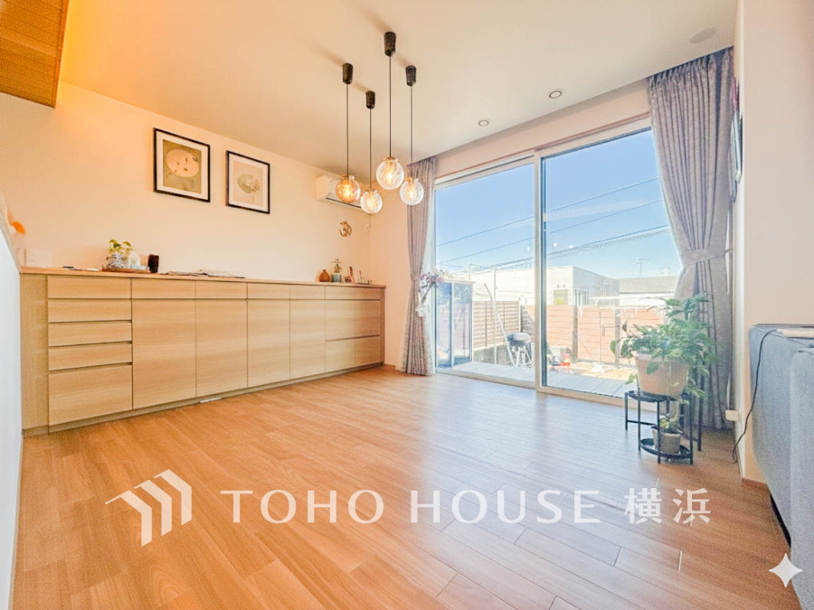 家族みんなが爽やかに健やかに過ごせるように、溢れる光をたっぷり取り込んだリビングダイニング。集いの場、憩いの場としての快適性を求めたやすらぎの空間です。（AI加工しています）