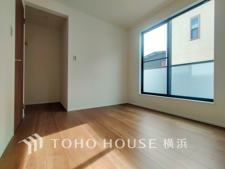 晴天の輝きと共に差し込む暖かな陽射しを愉しむことのできる空間。時には雨音が刻むリズムとハーモニーに耳を澄まし、煌く星空を眺める、そんな日常がここにあります。