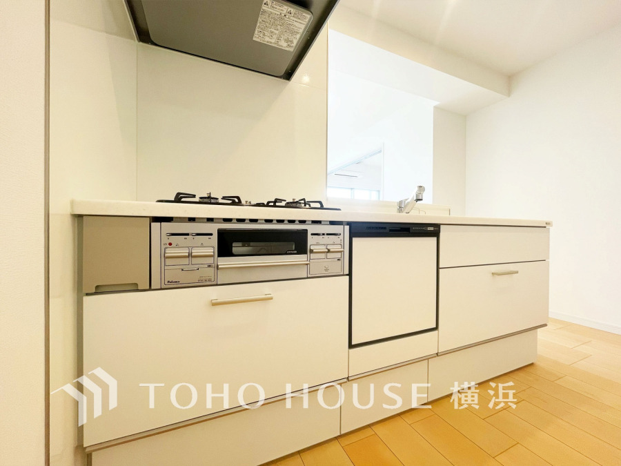 プライベートスペースを彩るインテリアとしての美と、快適な日常を支える機能性と強さがひとつになったキッチンです。開放的な対面カウンターキッチンはリビングと一体感のある空間。