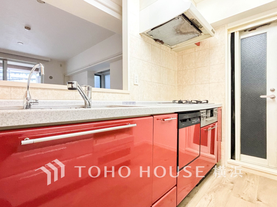 鮮やかな赤が印象的なキッチン。対面キッチンはリビングにいるご家族との会話を楽しみながらお料理ができます。