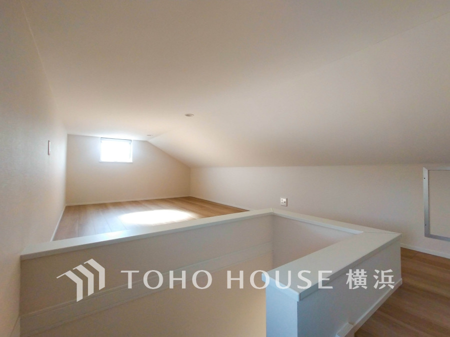 明るい光が差し込む小窓付きのグルニエ。固定階段式で多目的に活用できる便利な空間です。