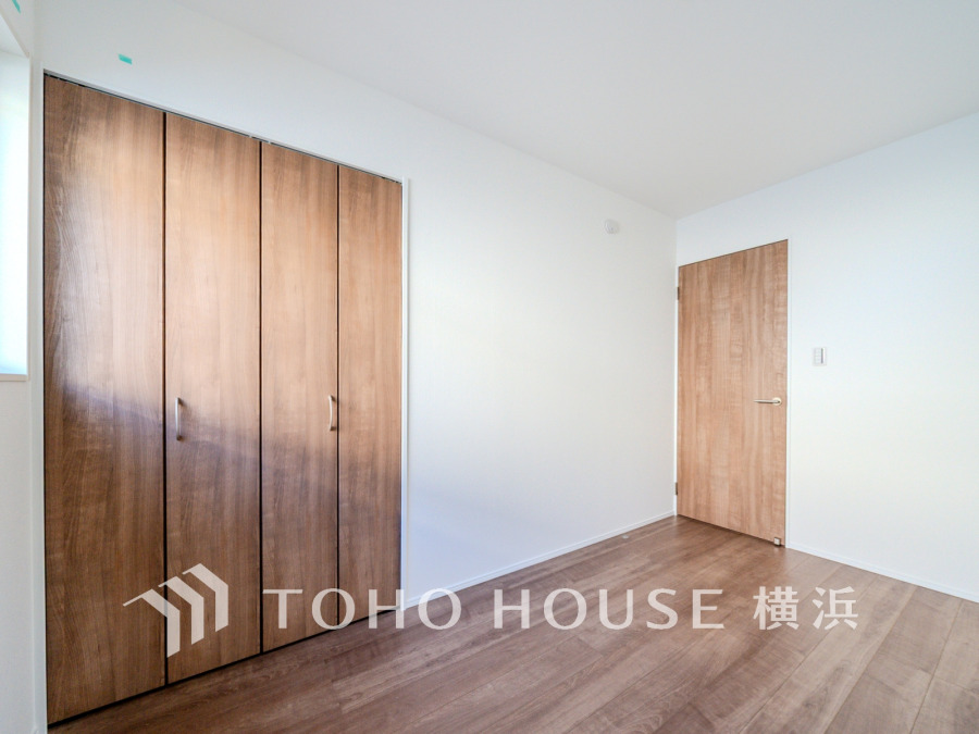 たっぷりの収納を備えた洋室。プライベートな自分時間を快適に過ごせるお部屋です。
