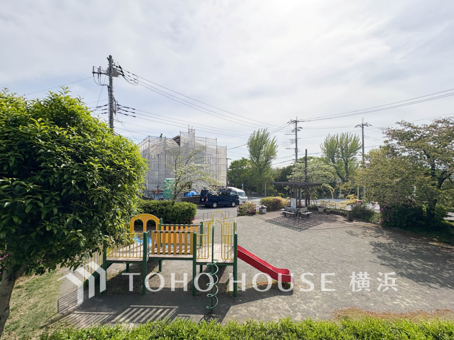 穏やかな公園を望む開放感のある眺望。緑ある景色に癒されます。