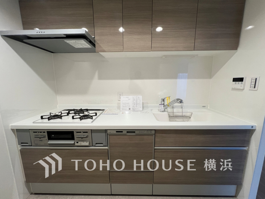 作業に集中しやすい独立型のキッチン。新規交換されたシステムキッチンの清潔感あふれる空間です。
