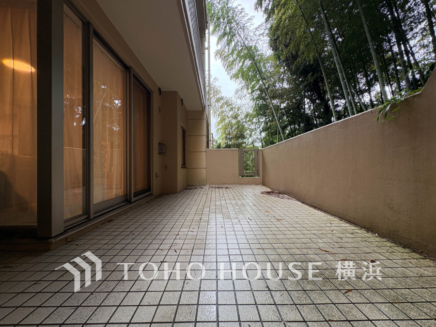 戸建て感覚のプライベート感が魅力の広いテラス。ガーデニングを楽しんだり、テーブルと椅子を出して、アウトドアリビングとして家族の時間を過ごしたり、楽しみが広がります。
