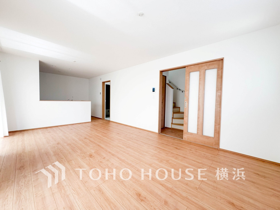 家族みんなが爽やかに健やかに過ごせるように、溢れる光をたっぷり取り込んだリビングダイニング。集いの場、憩いの場としての快適性を求めたやすらぎの空間です。