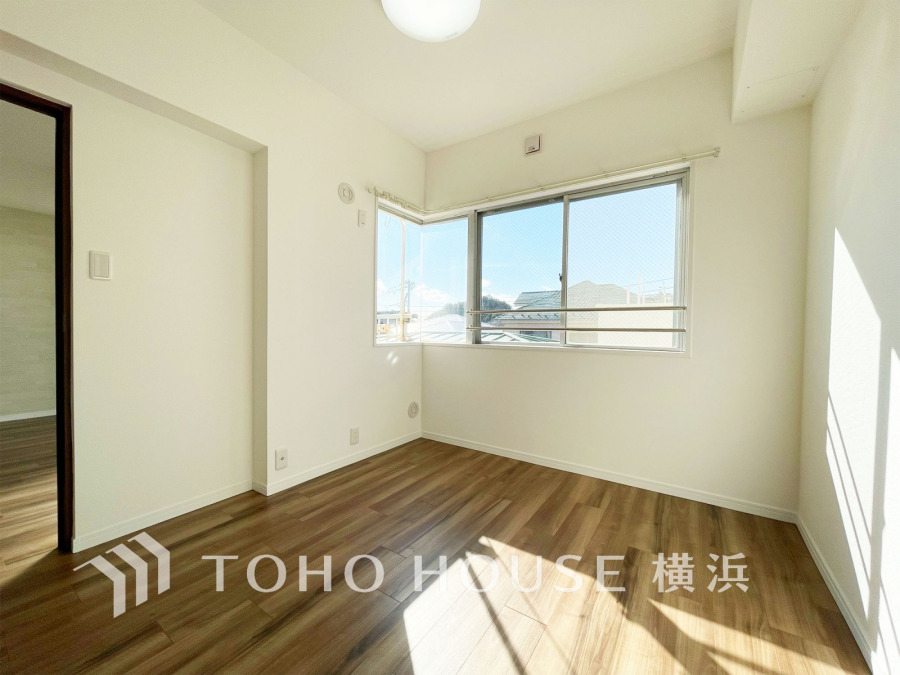 シンプルな内装と明るい空間で、自分らしい空間づくりを思い切り楽しめそうです。穏やかな陽射しが、ゆったりとした寛ぎの時間を包みます。