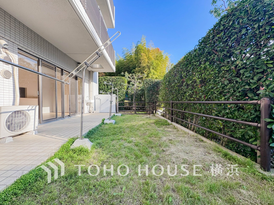 陽当たり良好な専用庭付き。緑に囲まれた落ち着いた空間で、ガーデニングやくつろぎの時間を楽しめます。