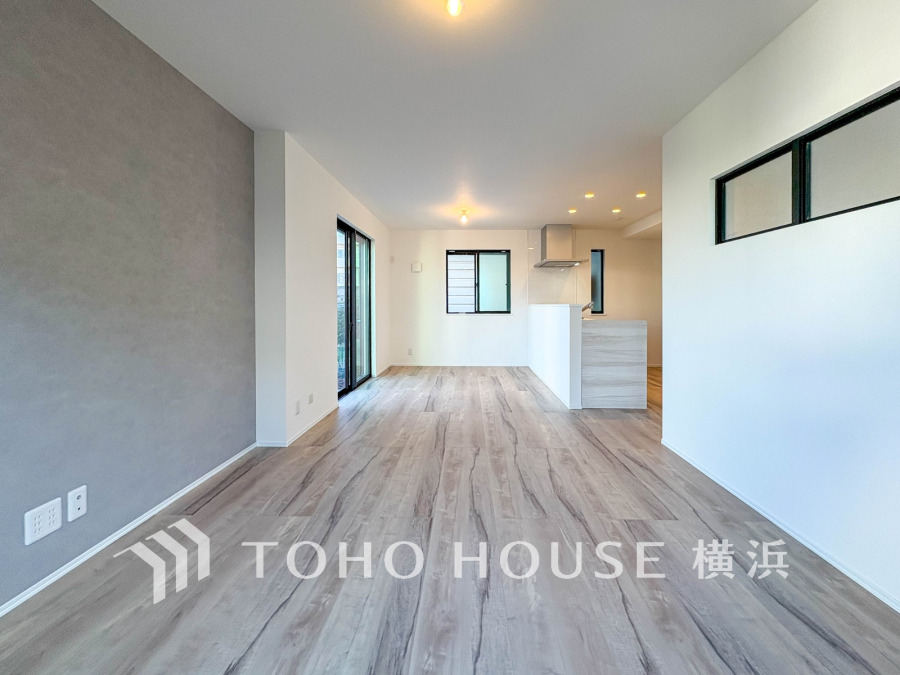 明るい自然光が差し込む、開放感あふれるリビングダイニング。シンプルでモダンなデザインが魅力です。