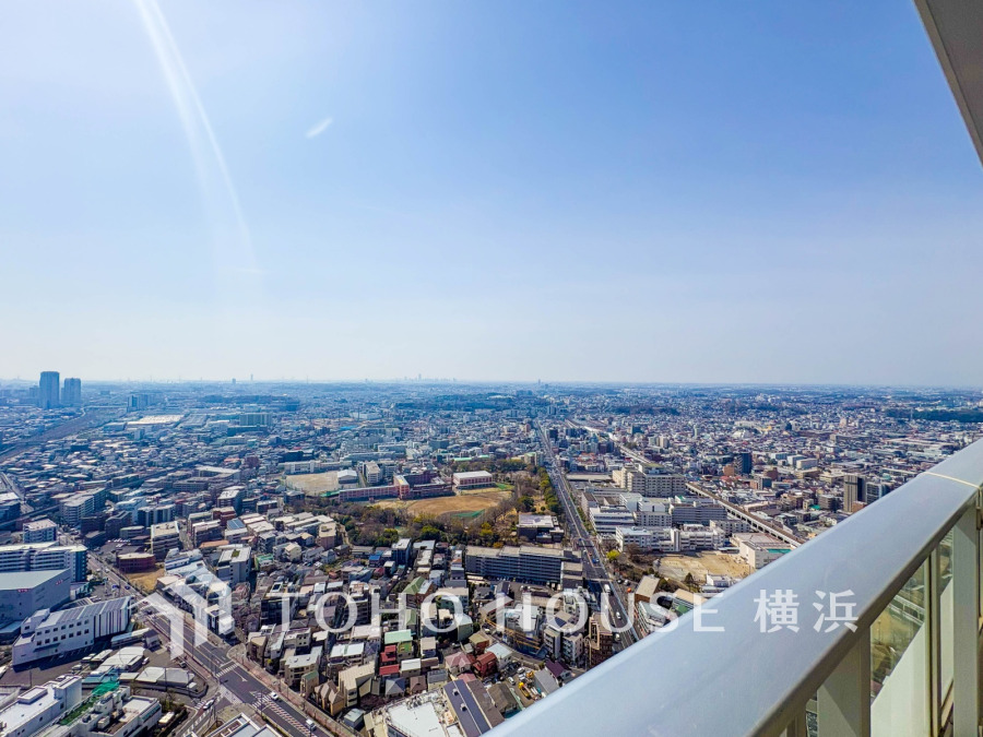 高層階から望む開放的な眺望。陽光と爽やかな風が心地よく、都市の景色を一望できます。