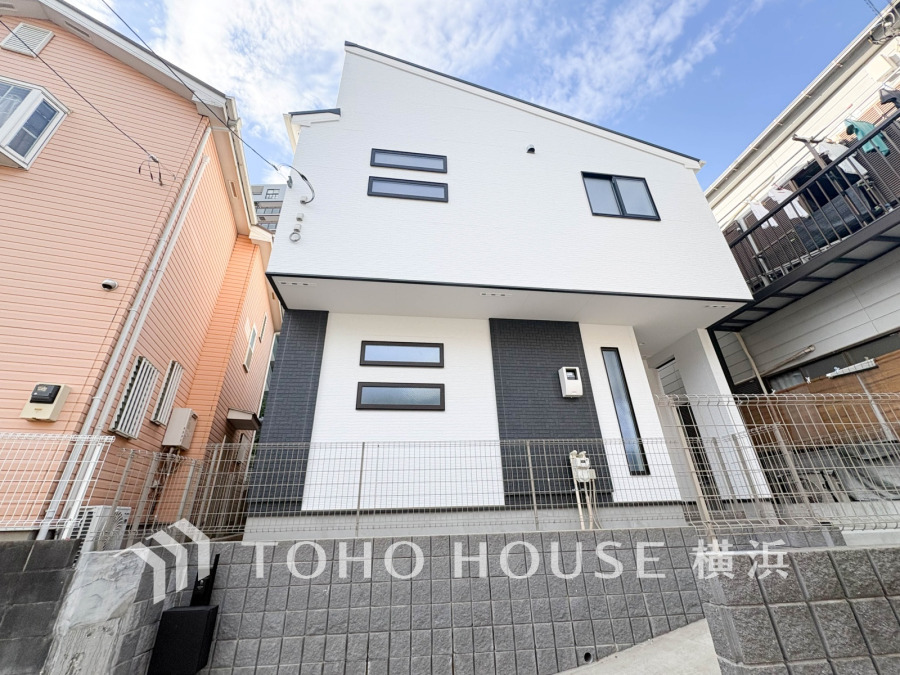 モノトーンの洗練された外観が魅力の新築戸建。機能性と快適性を追求したお住まいです。