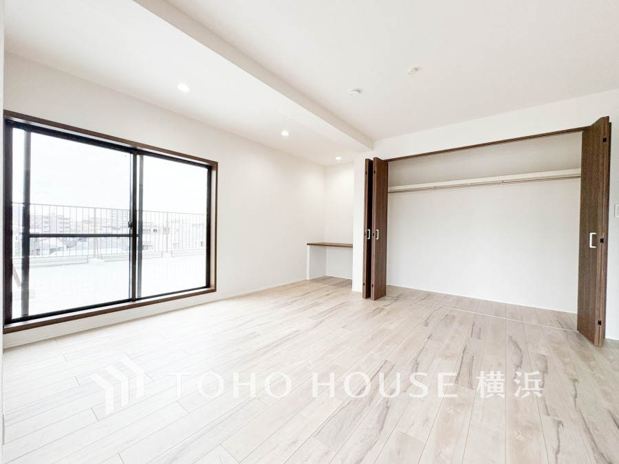 大きな窓からは快適な光を取り入れ、通気性能を上げる事で居心地の良い空間を演出します。多くの時間を過ごす住まいだからこそ、いつも快適な場所であるように心掛けています。