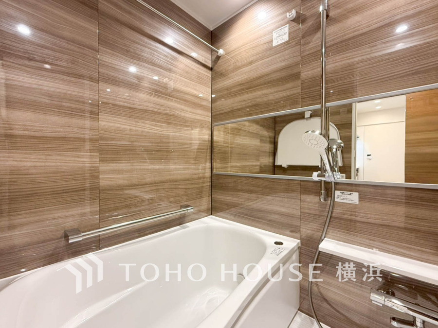 上質が感じられる質感とカラーリングで、清潔な空間美を実現。一日の疲れが癒される優雅なバスタイムを堪能できるゆとりあるバスルームです。