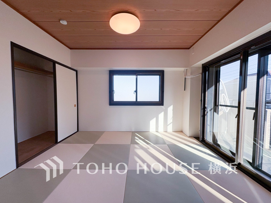 陽射しが差し込むモダンな畳コーナー。収納付きでゆったりとくつろげる空間です。