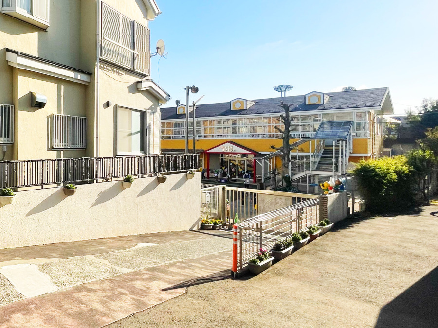 向原幼稚園　約800ｍ